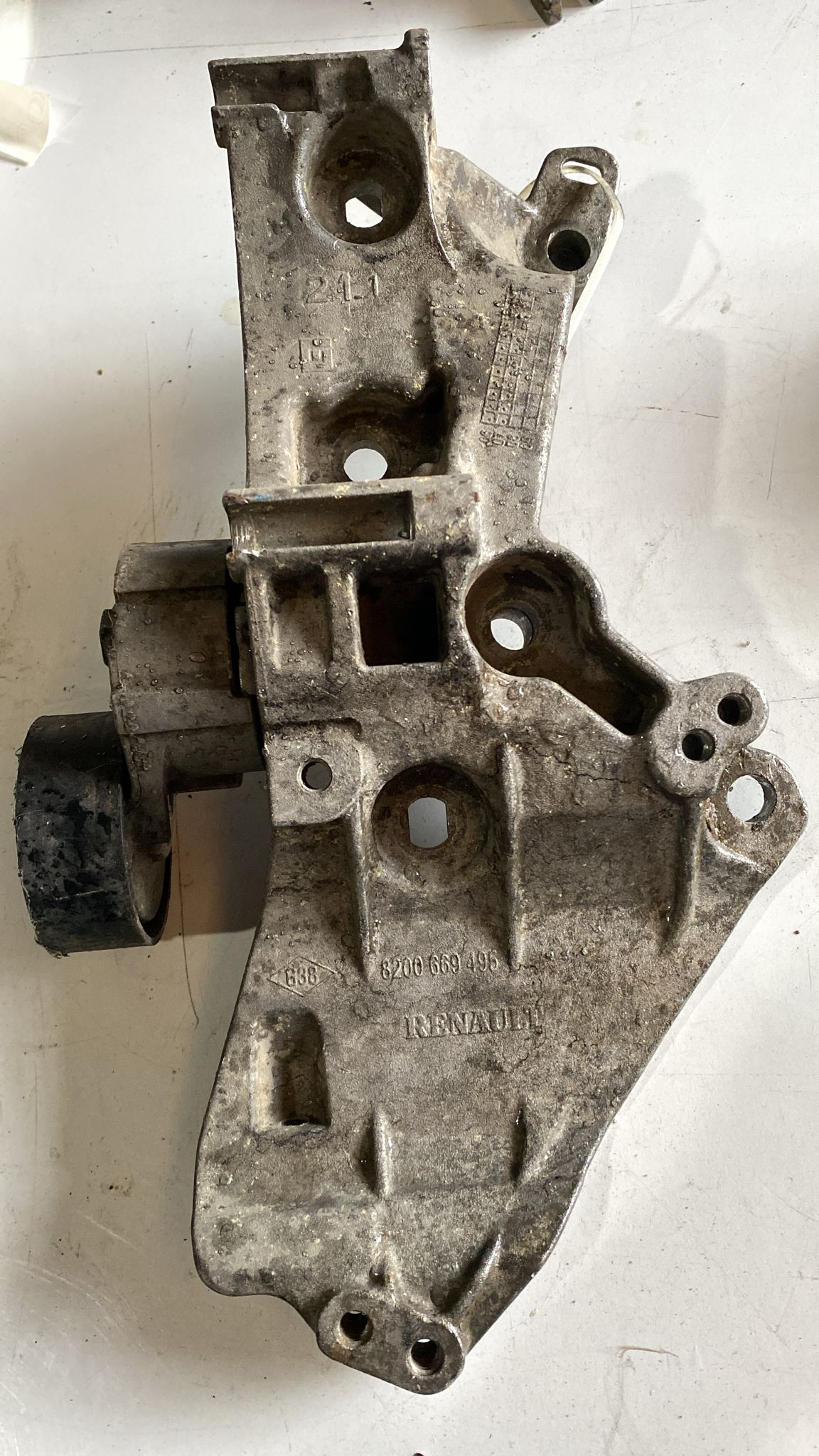 28a0e930-56fa-42cb-90b4-ee87f25b3d88 renault latitude laguna 3 orjinal klima kompresör bağlantı ayağı - Görsel 1