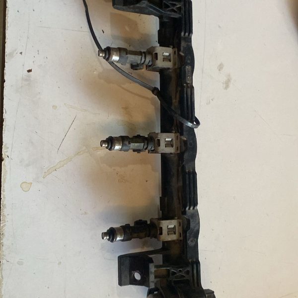 ford fiesta 1,25 orjinal enjektör kütüğü