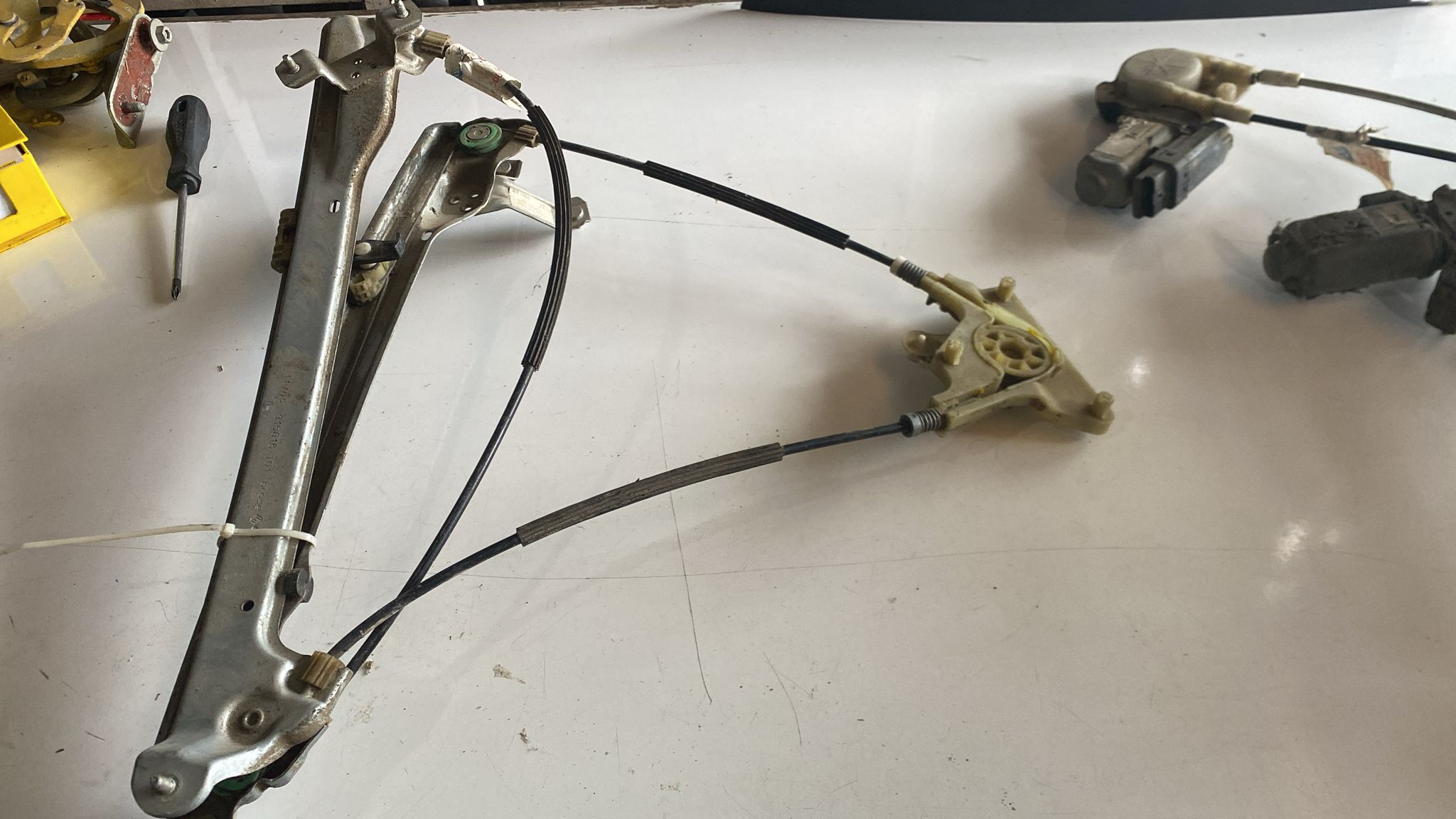 latitude renault latitude orjinal sağ ön cam krikosu - Görsel 1
